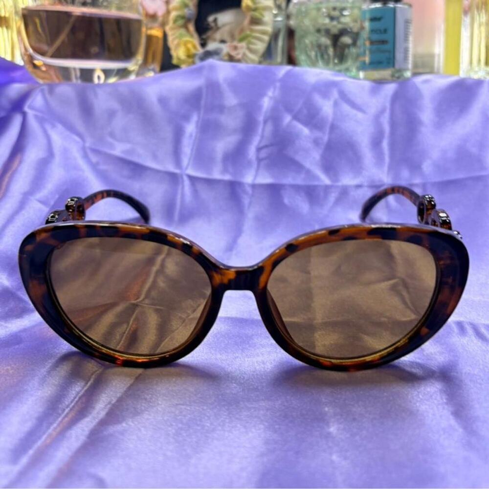 Women's brown tortoise shell sunglasses with oversized oval lenses - Picture 3 of 7